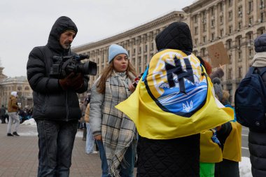 Meydan Meydanı 'nda Azovstal savunucularının yakınları tarafından barışçıl bir gösteri düzenlendi. İnsanlar savaş esirlerinin Rus esaretinden serbest bırakılmasını talep ediyor. Kyiv, Ukrayna - 3 Aralık 2023
