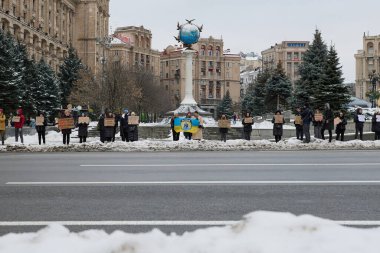 Meydan Meydanı 'nda Azovstal savunucularının yakınları tarafından barışçıl bir gösteri düzenlendi. İnsanlar savaş esirlerinin Rus esaretinden serbest bırakılmasını talep ediyor. Kyiv, Ukrayna - 3 Aralık 2023
