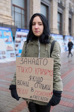 Meydan Meydanı 'nda Azovstal savunucularının yakınları tarafından barışçıl bir gösteri düzenlendi. İnsanlar savaş esirlerinin Rus esaretinden serbest bırakılmasını talep ediyor. Kyiv, Ukrayna - 3 Aralık 2023