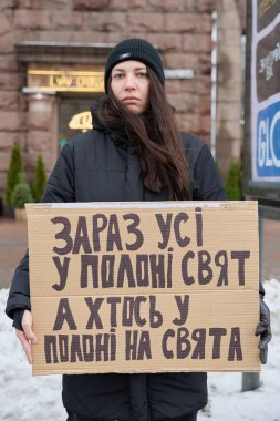 Meydan Meydanı 'nda Azovstal savunucularının yakınları tarafından barışçıl bir gösteri düzenlendi. İnsanlar savaş esirlerinin Rus esaretinden serbest bırakılmasını talep ediyor. Kyiv, Ukrayna - 3 Aralık 2023