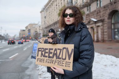 Meydan Meydanı 'nda Azovstal savunucularının yakınları tarafından barışçıl bir gösteri düzenlendi. İnsanlar savaş esirlerinin Rus esaretinden serbest bırakılmasını talep ediyor. Kyiv, Ukrayna - 3 Aralık 2023