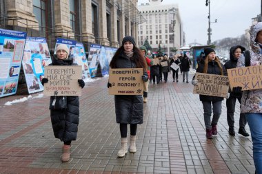 Meydan Meydanı 'nda Azovstal savunucularının yakınları tarafından barışçıl bir gösteri düzenlendi. İnsanlar savaş esirlerinin Rus esaretinden serbest bırakılmasını talep ediyor. Kyiv, Ukrayna - 3 Aralık 2023
