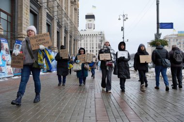 Meydan Meydanı 'nda Azovstal savunucularının yakınları tarafından barışçıl bir gösteri düzenlendi. İnsanlar savaş esirlerinin Rus esaretinden serbest bırakılmasını talep ediyor. Kyiv, Ukrayna - 3 Aralık 2023