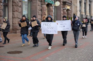 Meydan Meydanı 'nda Azovstal savunucularının yakınları tarafından barışçıl bir gösteri düzenlendi. İnsanlar savaş esirlerinin Rus esaretinden serbest bırakılmasını talep ediyor. Kyiv, Ukrayna - 3 Aralık 2023