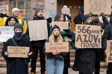 Kyiv İl Meclisi (KMDA) tarafından Azovstal savunucularının yakınları tarafından düzenlenen barışçıl gösteri. İnsanlar yakalanan askerlerin Rus hapishanelerinden salıverilmesini talep ediyor. Kyiv, Ukrayna - 3 Aralık 2023