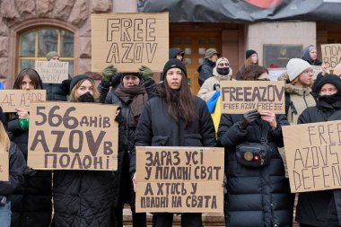 Kyiv İl Meclisi (KMDA) tarafından Azovstal savunucularının yakınları tarafından düzenlenen barışçıl gösteri. İnsanlar yakalanan askerlerin Rus hapishanelerinden salıverilmesini talep ediyor. Kyiv, Ukrayna - 3 Aralık 2023