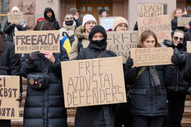 Kyiv İl Meclisi (KMDA) tarafından Azovstal savunucularının yakınları tarafından düzenlenen barışçıl gösteri. İnsanlar yakalanan askerlerin Rus hapishanelerinden salıverilmesini talep ediyor. Kyiv, Ukrayna - 3 Aralık 2023