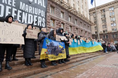 Kyiv İl Meclisi (KMDA) tarafından Azovstal savunucularının yakınları tarafından düzenlenen barışçıl gösteri. İnsanlar yakalanan askerlerin Rus hapishanelerinden salıverilmesini talep ediyor. Kyiv, Ukrayna - 3 Aralık 2023