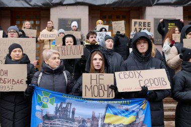 Kyiv İl Meclisi (KMDA) tarafından Azovstal savunucularının yakınları tarafından düzenlenen barışçıl gösteri. İnsanlar yakalanan askerlerin Rus hapishanelerinden salıverilmesini talep ediyor. Kyiv, Ukrayna - 3 Aralık 2023