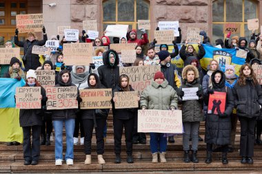 Kyiv İl Meclisi (KMDA) tarafından Azovstal savunucularının yakınları tarafından düzenlenen barışçıl gösteri. İnsanlar yakalanan askerlerin Rus hapishanelerinden salıverilmesini talep ediyor. Kyiv, Ukrayna - 3 Aralık 2023