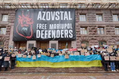 Kyiv İl Meclisi (KMDA) tarafından Azovstal savunucularının yakınları tarafından düzenlenen barışçıl gösteri. İnsanlar yakalanan askerlerin Rus hapishanelerinden salıverilmesini talep ediyor. Kyiv, Ukrayna - 3 Aralık 2023
