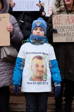 Kyiv İl Meclisi (KMDA) tarafından Azovstal savunucularının yakınları tarafından düzenlenen barışçıl gösteri. İnsanlar yakalanan askerlerin Rus hapishanelerinden salıverilmesini talep ediyor. Kyiv, Ukrayna - 3 Aralık 2023