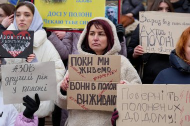 Kyiv İl Meclisi (KMDA) tarafından Azovstal savunucularının yakınları tarafından düzenlenen barışçıl gösteri. İnsanlar yakalanan askerlerin Rus hapishanelerinden salıverilmesini talep ediyor. Kyiv, Ukrayna - 3 Aralık 2023