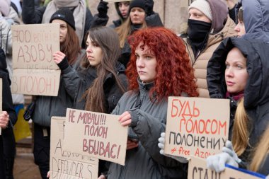 Kyiv İl Meclisi (KMDA) tarafından Azovstal savunucularının yakınları tarafından düzenlenen barışçıl gösteri. İnsanlar yakalanan askerlerin Rus hapishanelerinden salıverilmesini talep ediyor. Kyiv, Ukrayna - 3 Aralık 2023
