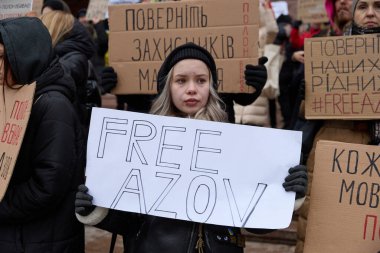 Kyiv İl Meclisi (KMDA) tarafından Azovstal savunucularının yakınları tarafından düzenlenen barışçıl gösteri. İnsanlar yakalanan askerlerin Rus hapishanelerinden salıverilmesini talep ediyor. Kyiv, Ukrayna - 3 Aralık 2023