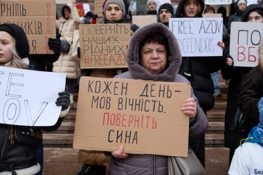 Kyiv İl Meclisi (KMDA) tarafından Azovstal savunucularının yakınları tarafından düzenlenen barışçıl gösteri. İnsanlar yakalanan askerlerin Rus hapishanelerinden salıverilmesini talep ediyor. Kyiv, Ukrayna - 3 Aralık 2023