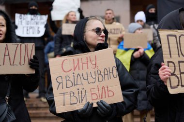 Kyiv İl Meclisi (KMDA) tarafından Azovstal savunucularının yakınları tarafından düzenlenen barışçıl gösteri. İnsanlar yakalanan askerlerin Rus hapishanelerinden salıverilmesini talep ediyor. Kyiv, Ukrayna - 3 Aralık 2023