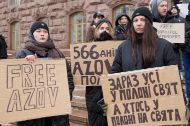 Kyiv İl Meclisi (KMDA) tarafından Azovstal savunucularının yakınları tarafından düzenlenen barışçıl gösteri. İnsanlar yakalanan askerlerin Rus hapishanelerinden salıverilmesini talep ediyor. Kyiv, Ukrayna - 3 Aralık 2023