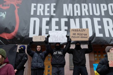 Kyiv İl Meclisi (KMDA) tarafından Azovstal savunucularının yakınları tarafından düzenlenen barışçıl gösteri. İnsanlar yakalanan askerlerin Rus hapishanelerinden salıverilmesini talep ediyor. Kyiv, Ukrayna - 3 Aralık 2023