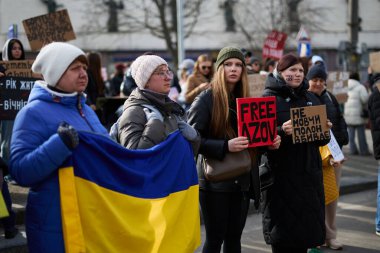 Ukraynalı kadınlar Azov tugay savaşçılarına adanmış bir halk gösterisinde ulusal bayrak ve pankart taşıyorlar. Kyiv - 3 Mart 2024