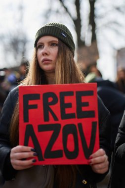 Ukraynalı kadın, Rusya 'da tutuklu bulunan Mariupol' ün yakalanan savunucularına adanmış barışçıl bir gösteride 