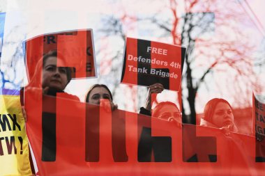 Ukraynalı bir grup kadın Ukrayna 'nın yakalanan savunucularının serbest bırakılması için düzenlenen gösteriye katıldı. Çift pozlama efektli fotoğraf. Kyiv - 3 Mart 2024