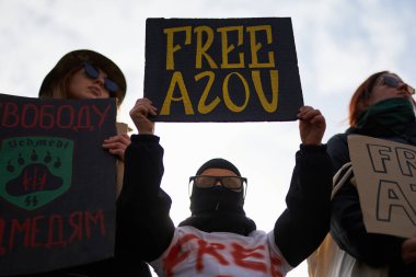 Ukraynalı çocuk Ukrayna 'nın yakalanan savunucularına adanmış bir halk gösterisinde elinde 