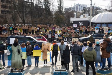 Ukraynalı büyük bir grup vatansever Mariupol 'ün yakalanan savunucularına adanmış bir mitingde 