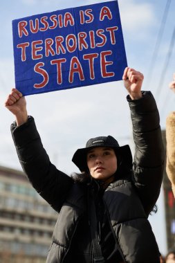 Ukraynalı genç adam, Ukrayna 'daki Rus işgaline adanmış bir gösteride 