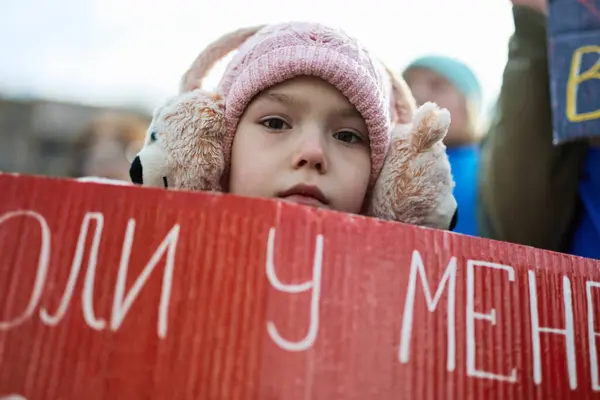 러시아 포로에 평화로운 시위에 우크라이나어 소녀의 초상화 키예프 2024년 — 스톡 사진