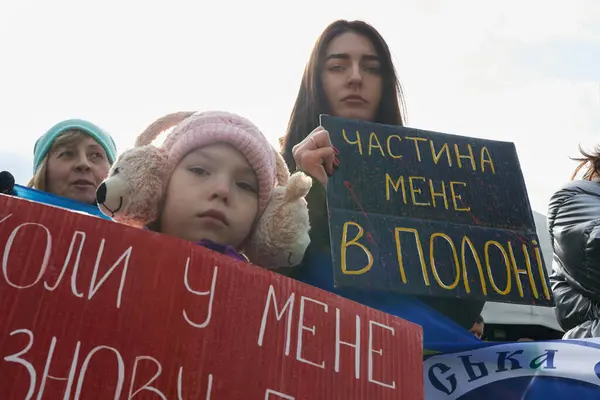 Ukrainische Familie Demonstriert Banner Für Gefangene Soldaten Auf Einer Friedlichen — Stockfoto