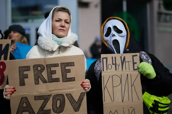 Ουκρανοί Ακτιβιστές Ποζάρουν Πανό Free Azov Και Hear Scream Ένα — Φωτογραφία Αρχείου