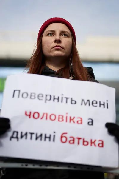 Ukrainska Kvinna Poserar Med Fana Med Min Make Och Min — Stockfoto