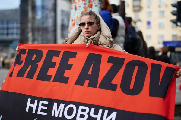 Ουκρανή Γυναίκα Κρατώντας Μεγάλο Πανό Free Azov Μην Είστε Σιωπηλοί — Φωτογραφία Αρχείου