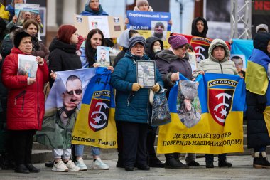 Kayıp akrabalarının portrelerini taşıyan Ukraynalı kadınlar ve 30. Tugay bayrağı Kyiv 'de düzenlenen mitingde - 25 Şubat 2024