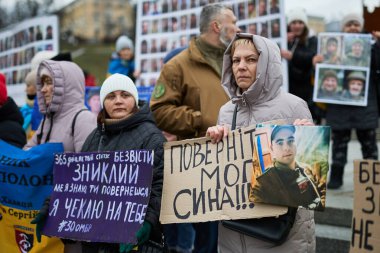 Kyiv 'in merkezinde Meydan' da (Bağımsızlık Meydanı) düzenlenen mitingde kayıp akrabalarının portrelerini taşıyan üzgün Ukraynalı kadınlar - 25 Şubat 2024