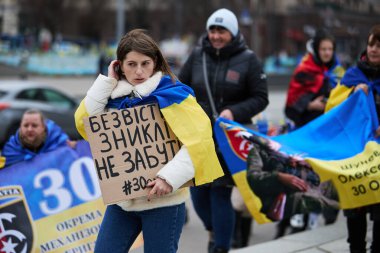 Ukraynalı kadın halk gösterisinde elinde 