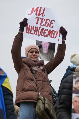 Ukraynalı kadın Ukrayna Silahlı Kuvvetleri 'nin kayıp askerlerine adanmış bir gösteride 