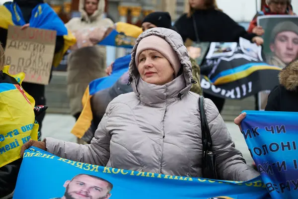 Verdrietige Oekraïense Vrouw Met Een Vlag Met Het Portret Van — Stockfoto