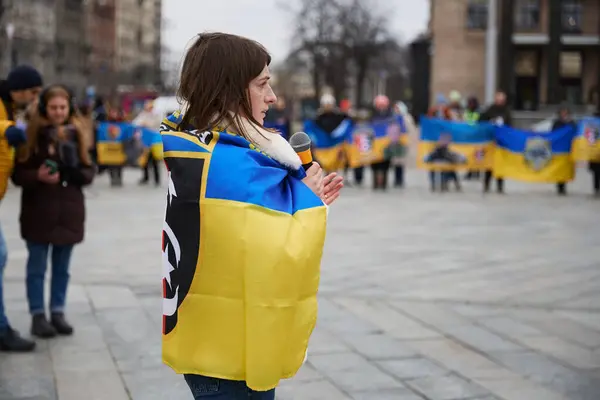Vatansever Ukraynalı Kadın Bağımsızlık Meydanı Nda Bir Gösteride Mikrofonla Konuşuyor — Stok fotoğraf