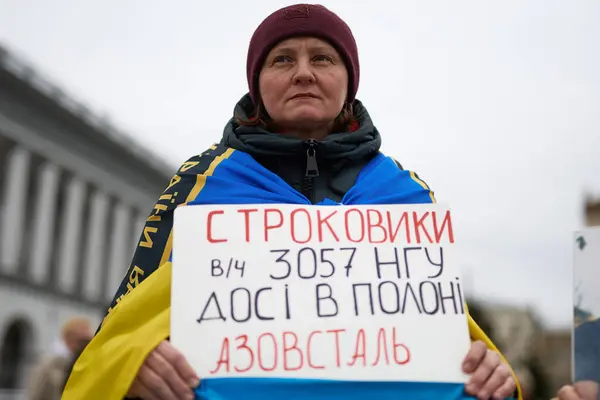 Oudere Oekraïense Vrouw Met Een Spandoek Verdedigers Van Azovstal Zijn — Stockfoto