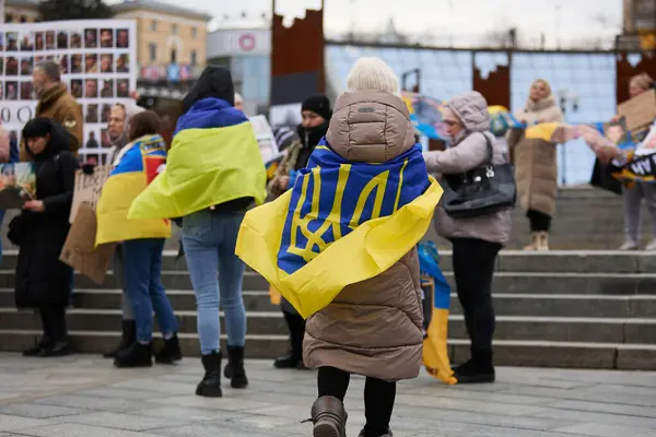 Patriottisch Jong Meisje Met Een Nationale Vlag Van Oekraïne Een — Stockfoto