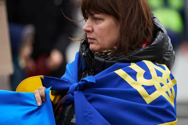 Vatansever Ukraynalı Kadın Mitinge Üzerinde Altın Mızrak Sembolü Olan Ulusal — Stok fotoğraf