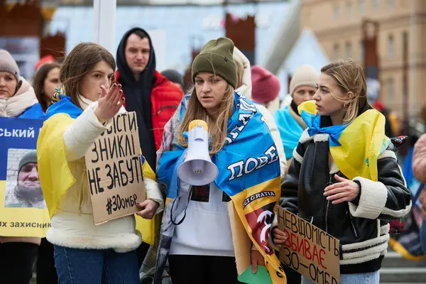 Kyiv 'deki Meydan' da (Bağımsızlık Meydanı) hoparlörlü Ukraynalı eylemciler - 25 Şubat 2024