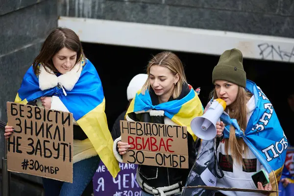 Oekraïense Activisten Lopen Met Spandoeken Missing Forgotten Een Luidspreker Een — Stockfoto