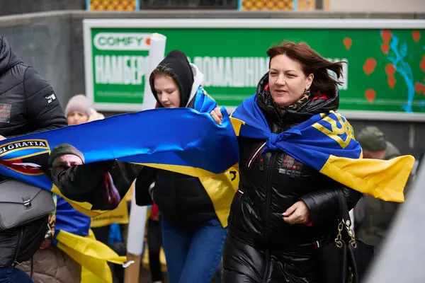 Patriotas Ucranianos Con Banderas Nacionales Caminando Por Calle Ciudad Durante —  Fotos de Stock