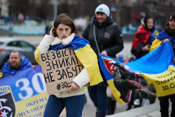 Oekraïense Vrouw Loopt Met Een Spandoek Missing Forgotten Openbare Demonstratie — Stockfoto