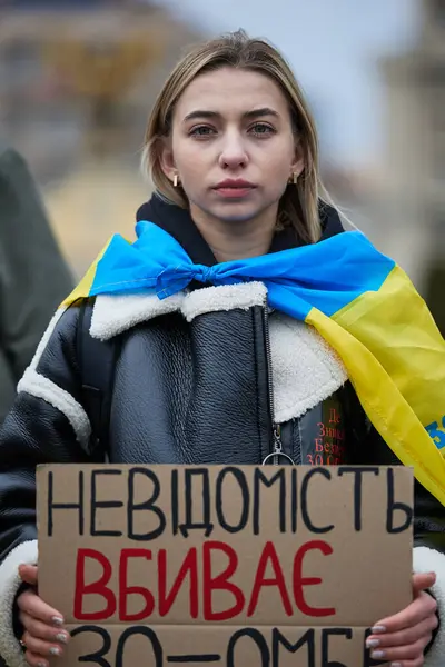Ukrainska Kvinna Poserar Med Fana Unknown Kills 30Th Brigade Fredlig — Stockfoto