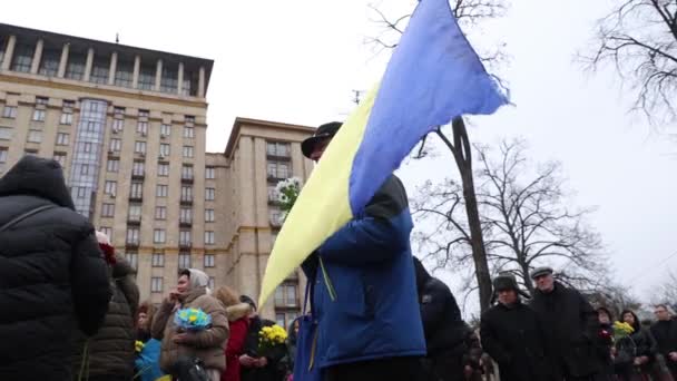 Hochrangiger Ukrainischer Patriot Mit Einer Großen Nationalflagge Und Einem Blumenstrauß — Stockvideo