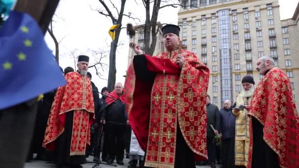 Ουκρανός Ιερέας Της Ορθόδοξης Εκκλησίας Της Ουκρανίας Προσεύχεται Ένα Θυμιατήρι — Αρχείο Βίντεο